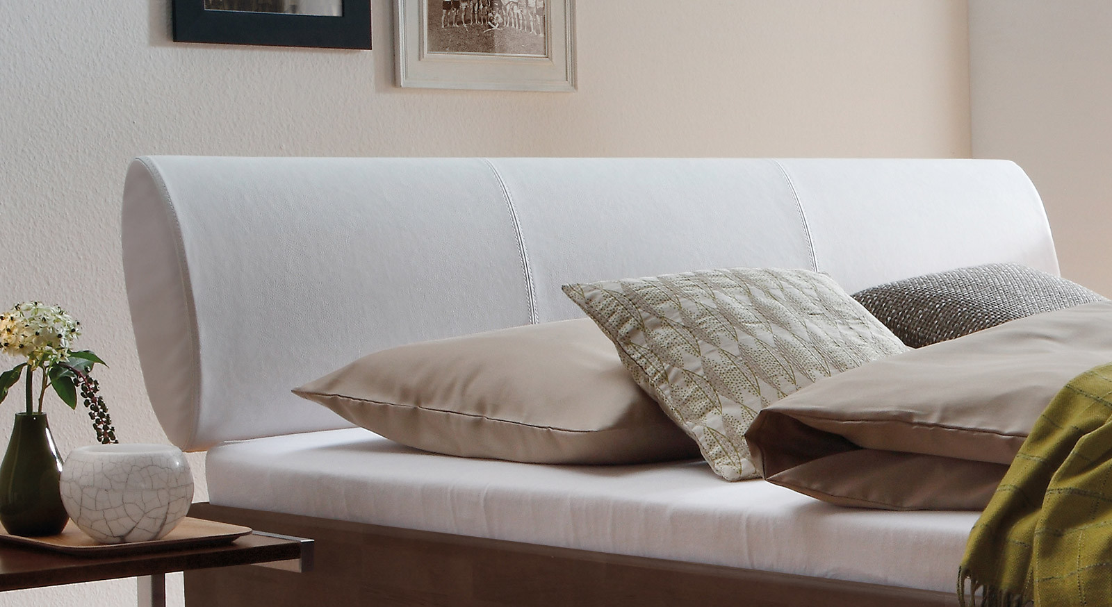 Kopfteil Bett
 Bett aus Buche massiv mit weißem Leder Kopfteil Nuno