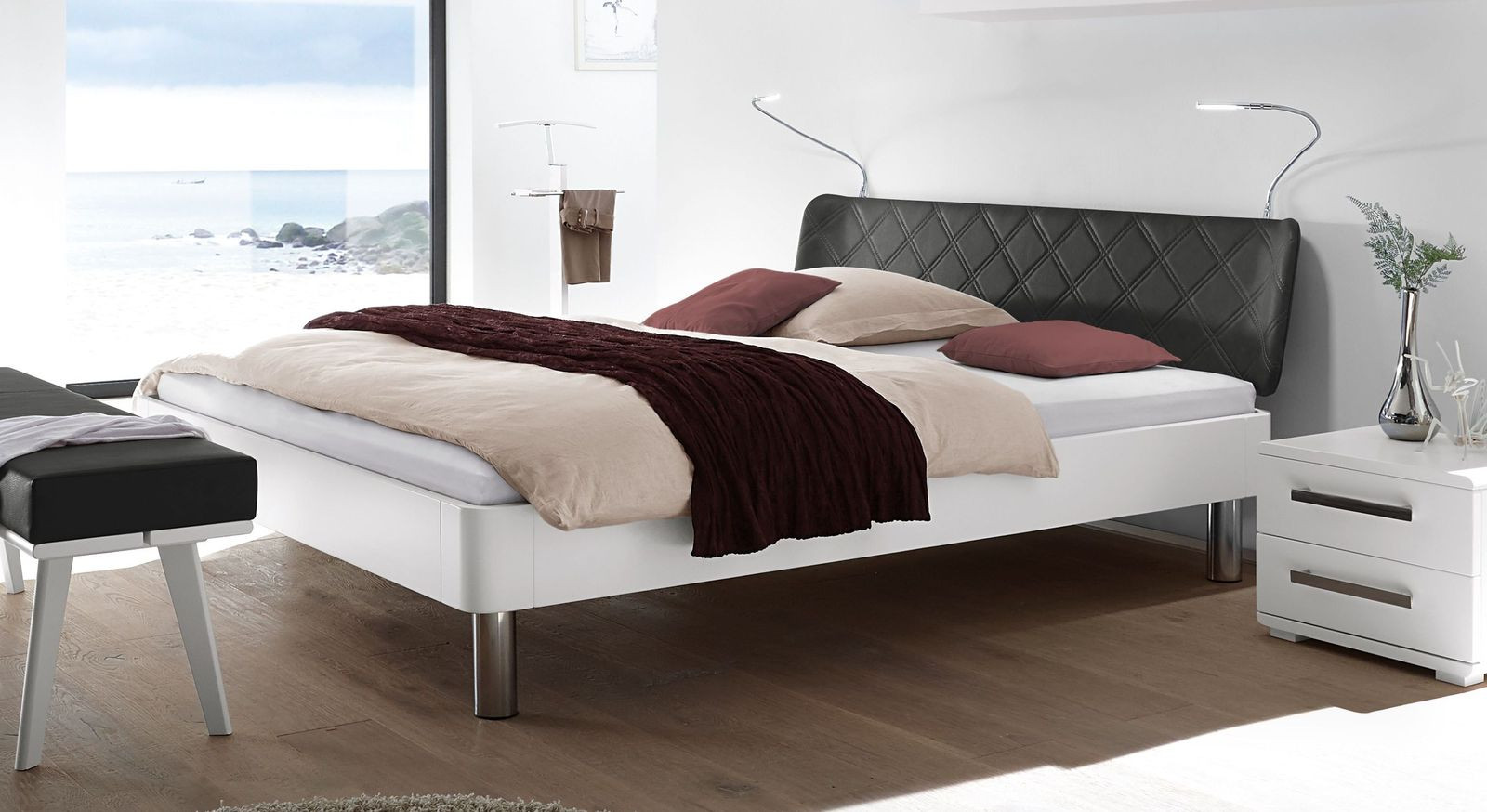 Kopfteil Bett
 Weißes Bett mit Kunstleder Kopfteil in Rautensteppung Perama