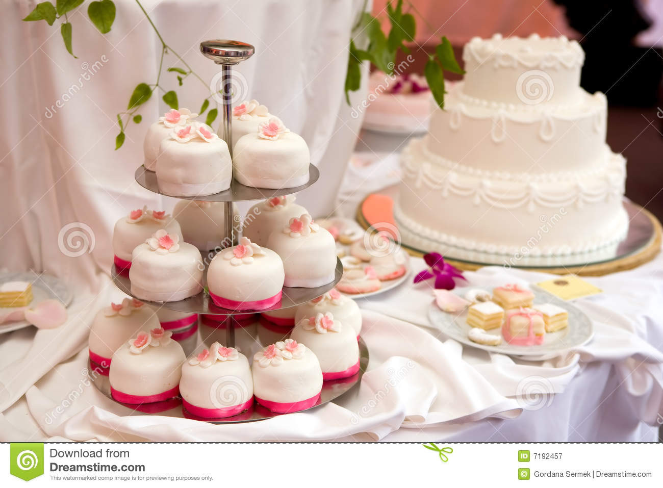 Kuchen Für Hochzeit
 Abgestufter Kuchen Der Hochzeit Drei Lizenzfreie