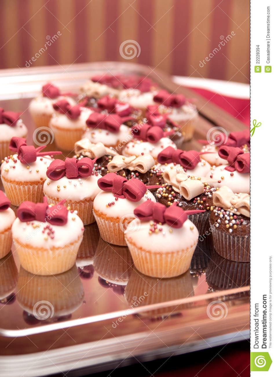 Kuchen Für Hochzeit
 Kleine Kuchen Für Hochzeit Stockbilder Bild