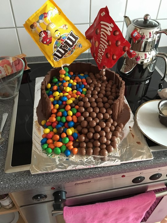M Und M Kuchen
 Illusion Candy Cake mit M&Ms und Maltesers Rezept mit