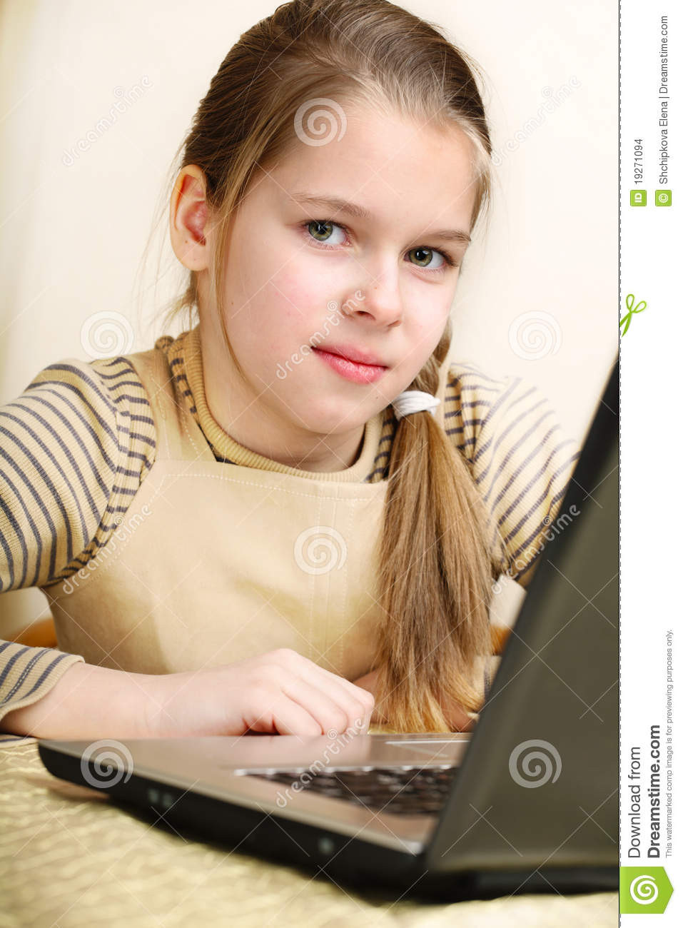 Mädchen Geschenke 10 Jahre
 Das Mädchen 10 Jahre Arbeitet An Einem Laptop Stockfoto