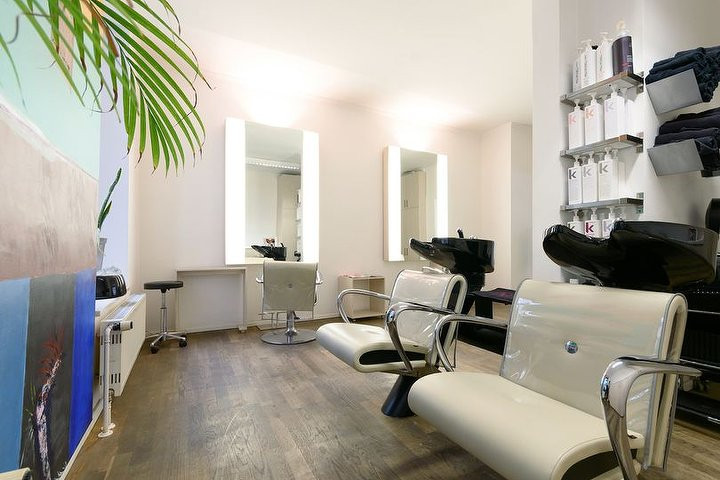 Maniküre München Schwabing
 Friseursalon Amelie Tshilomba