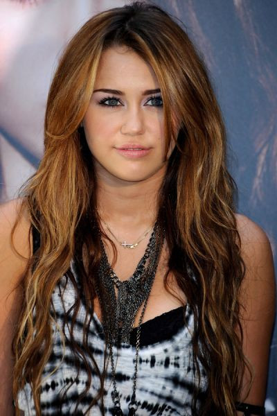 Miley Cyrus Frisuren
 Miley Cyrus überrascht mit roten Haaren