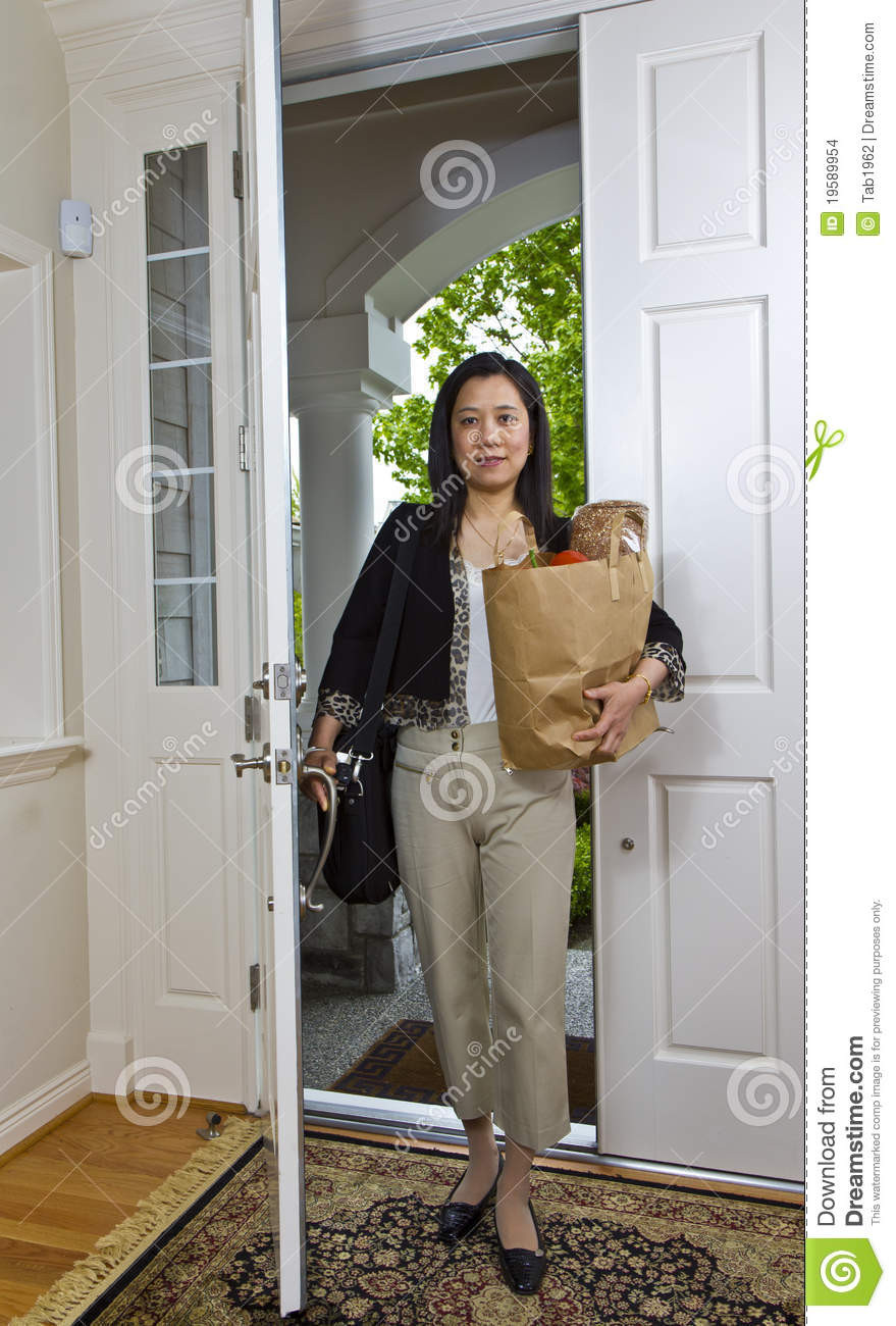 Nach Hause Kommen
 Frauen Die Nach Hause Kommen Stockfoto Bild von