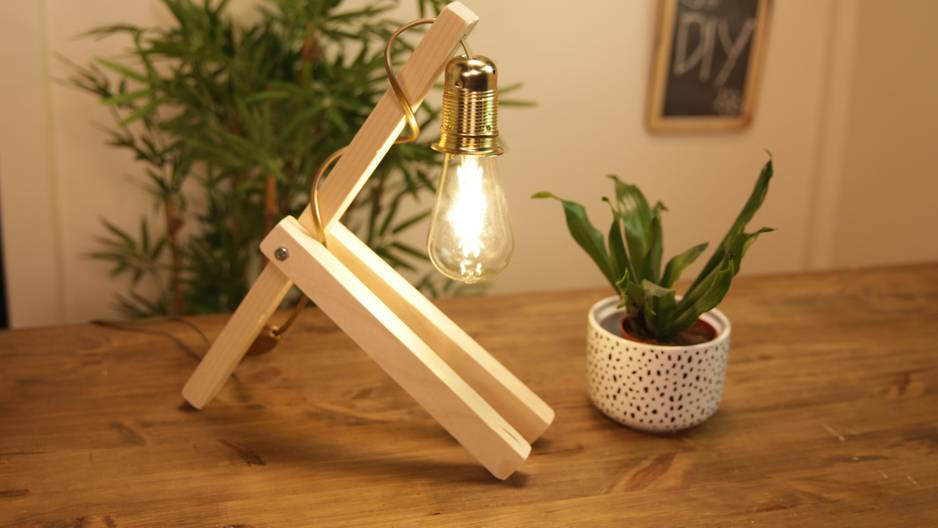 Nachttischlampe Diy
 Diese DIY Nachttischlampe könnt ihr in 10 Minuten selbst