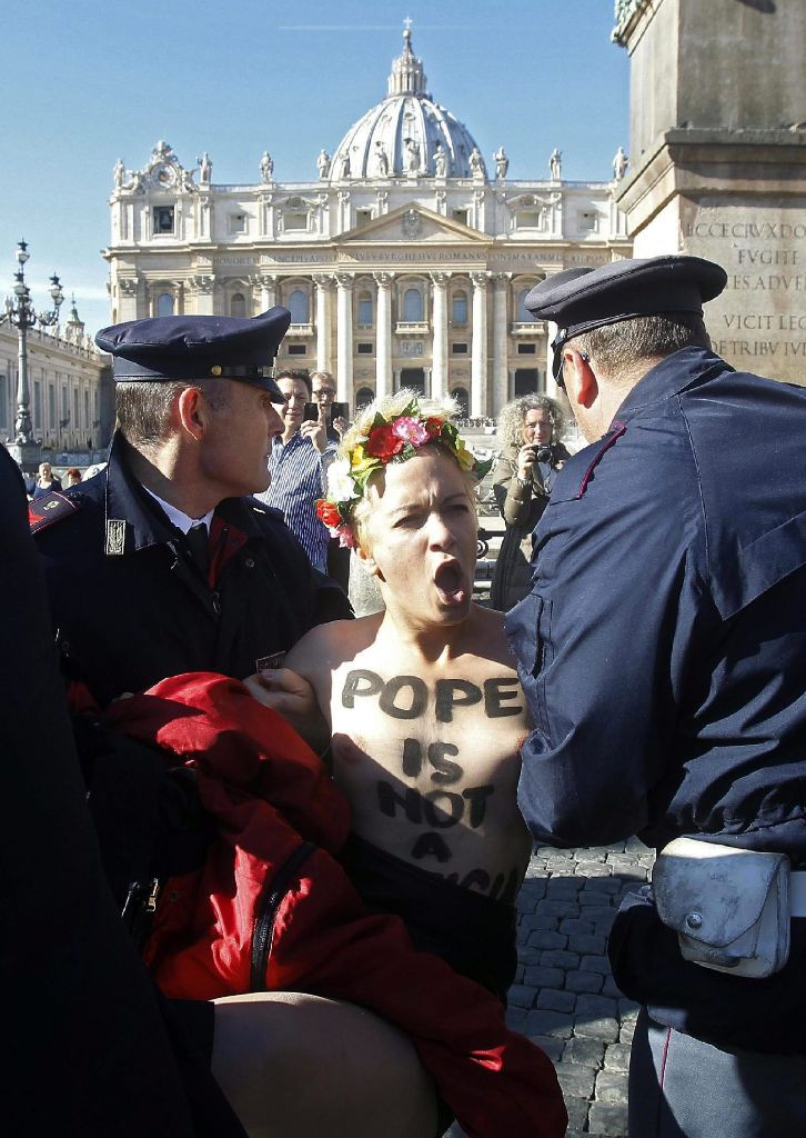 Nackt Zuhause
 Der Papst ist kein Politiker Femen Protest in Rom