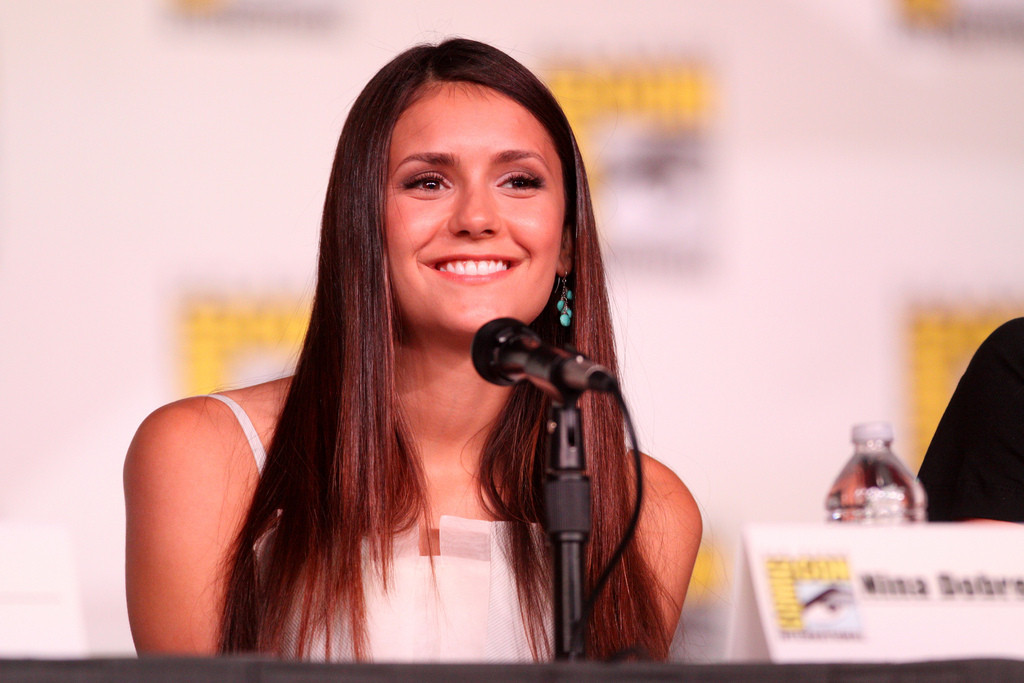 Nackt Zuhause
 “Vampire Diaries” Nina Dobrev nackt Zuhause