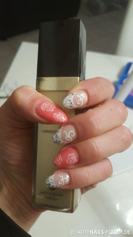 Nageldesign Apricot
 Rosen und Schnörkel in Apricot Nageldesign