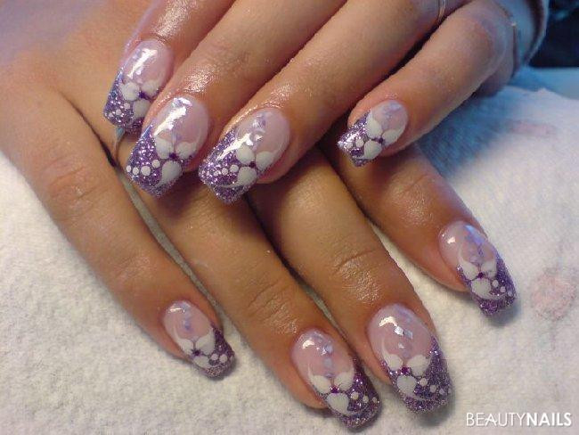 Nageldesign Blume
 blume und muschelsplitter Nageldesign