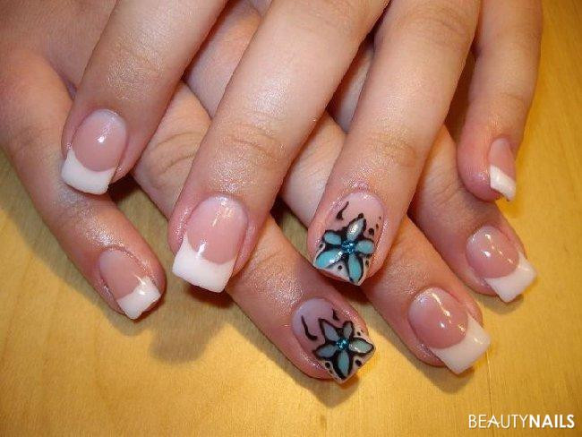 Nageldesign Blume
 French mit Blume Nageldesign