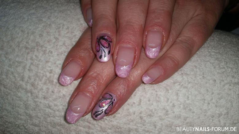 Nageldesign Blume
 Rosa French mit Blume Nageldesign