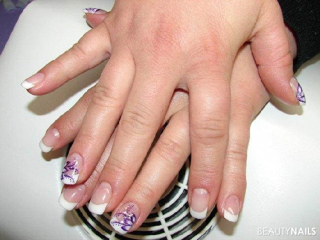 Nageldesign Blume
 Weißes French mit Blume Nageldesign