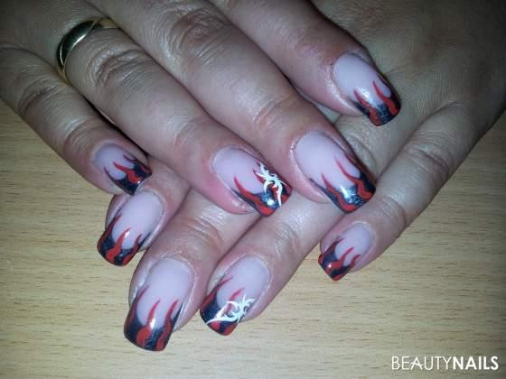 Nageldesign Flammen
 Flammen Gelnägel