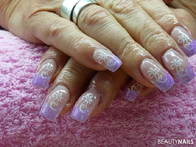 Nageldesign Flieder
 Flieder Glitter mit Stamping Nageldesign