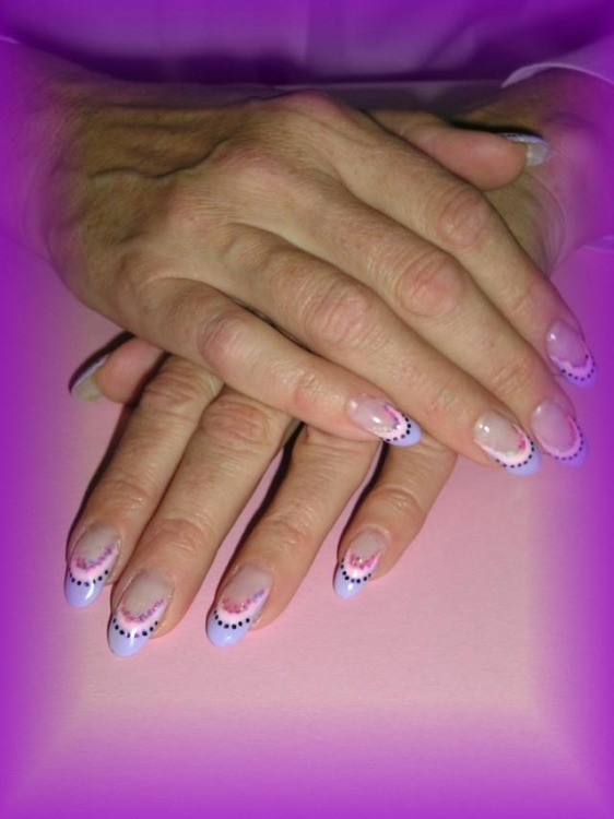 Nageldesign Flieder
 Bild x huutx Mandelform in flieder und rosa Nageldesign