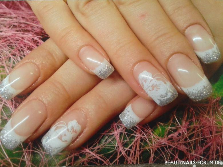 Nageldesign French Weiß Blume
 Frenchnägel in weiß mit Ziernagel Nageldesign