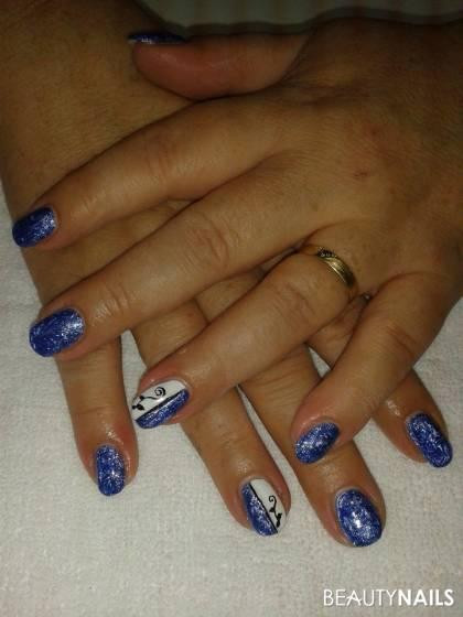 Nageldesign Fullcover Blau
 Fullcover Jeans Blau und weiss mit Schnörkel Nageldesign