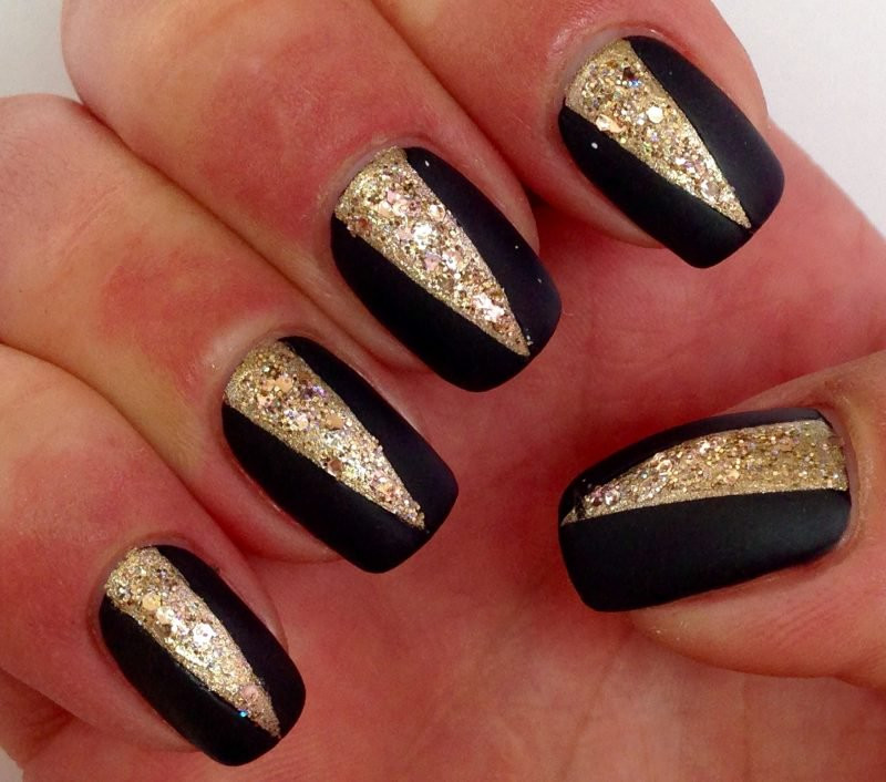 Nageldesign Gold Schwarz
 Stil Eleganz und Provokation nur mit Nageldesign