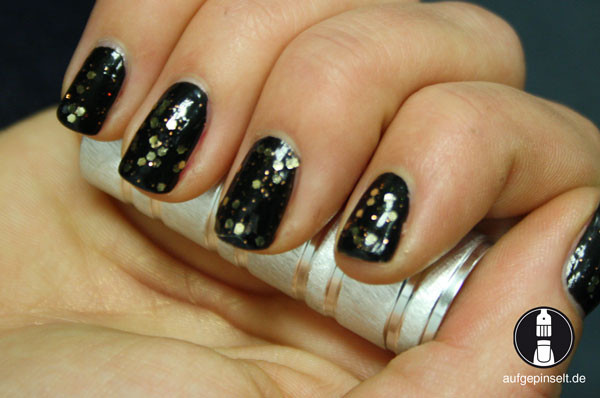 Nageldesign Gold Schwarz
 Schwarz Gold Glitter aufgepinselt