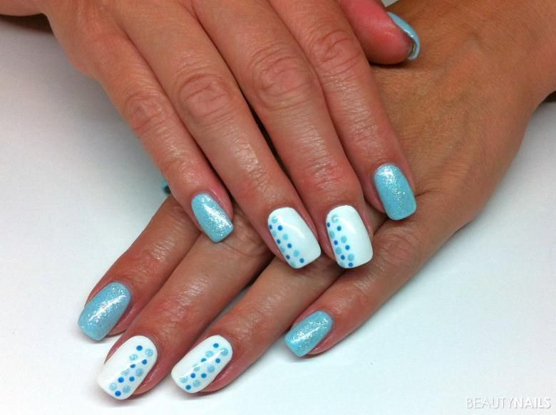 Nageldesign Herz
 hellblau weiss mit Pünktchen Nageldesign