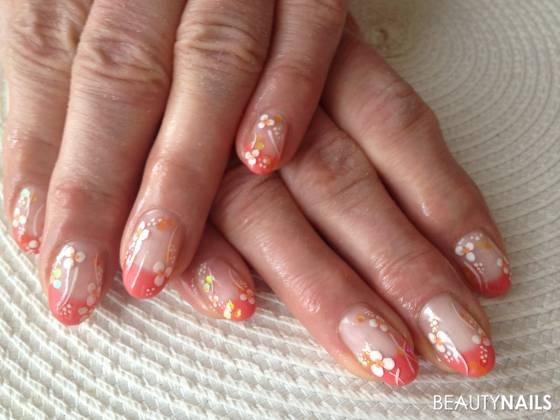 Nageldesign Koralle
 Koralle mit Blumen Nageldesign