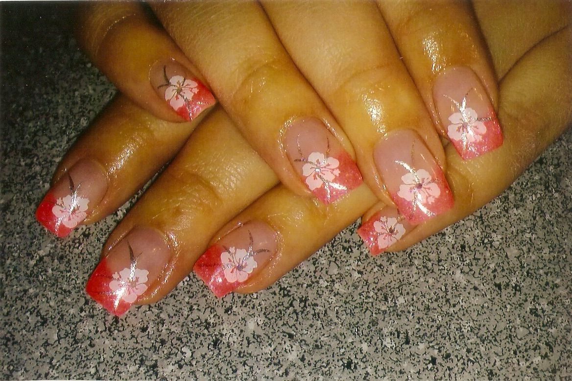 Nageldesign Koralle
 Frenchnails koralle mit dezentem Blumenstamping