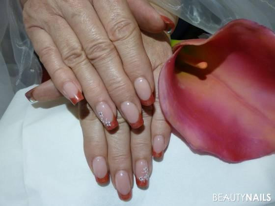 Nageldesign Koralle
 Refill French Koralle Blümchen Gelnägel