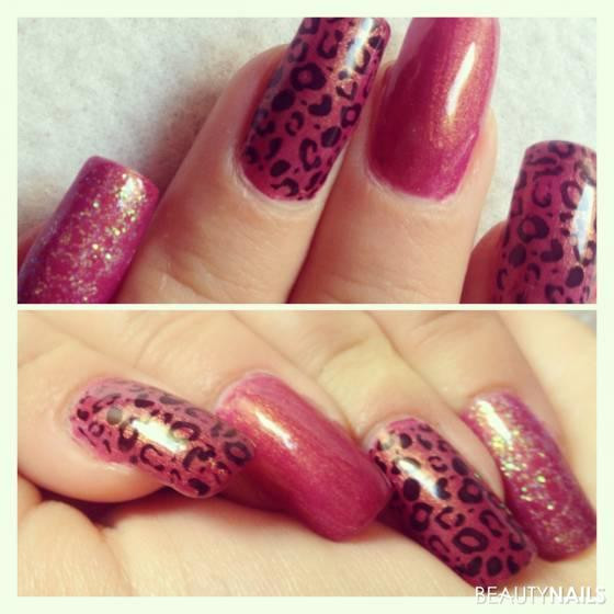 Nageldesign Leomuster
 Blackberry mit Glitzer und Leomuster Gelnägel