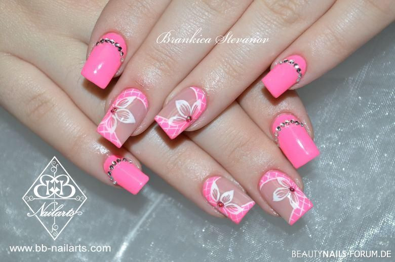 Nageldesign Neon Pink
 Nailart in Neon Pink mit Blumen und Steinchen Acrylnägel