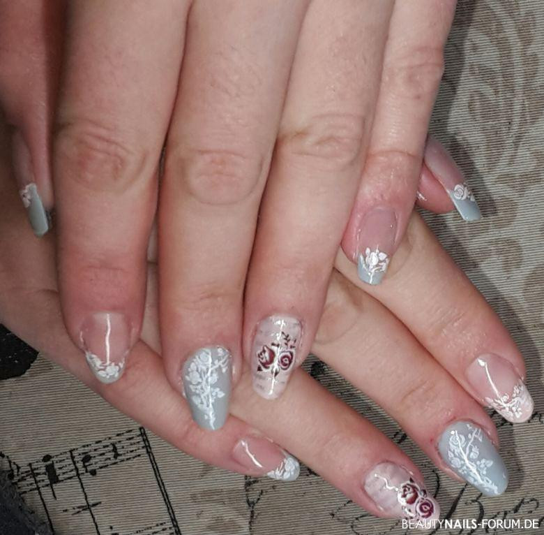 Nageldesign Rosen
 Vintage Design mit Rosen und Schrift Nageldesign