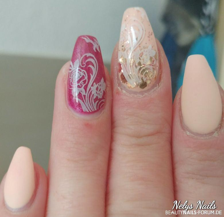 Nageldesign Stamping
 Schlichte Nägel mit Stamping und Glitzer Nageldesign