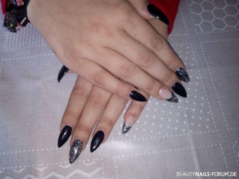 Nageldesign Stiletto
 Schwarze Stiletto Nägel mit Silberglitzer Nageldesign