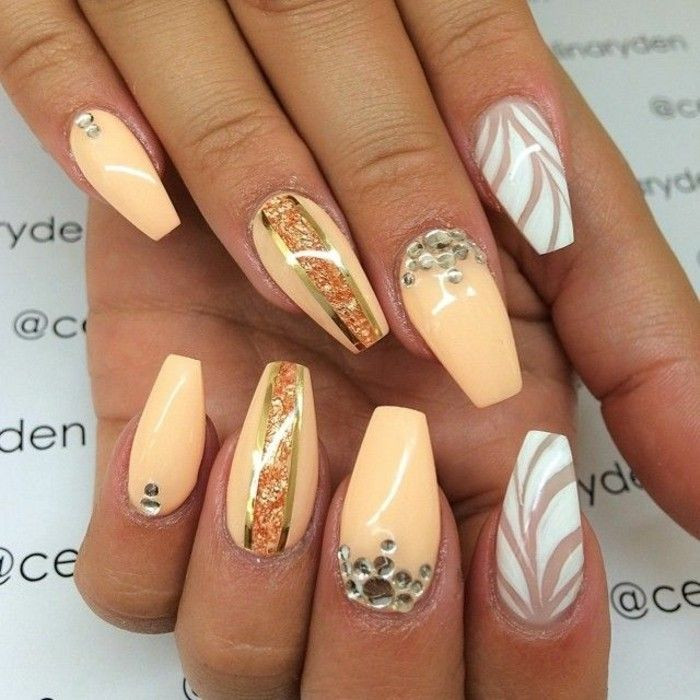 Nageldesign Strasssteine
 gelnägel maniküre strasssteine gold sommer nageldesign