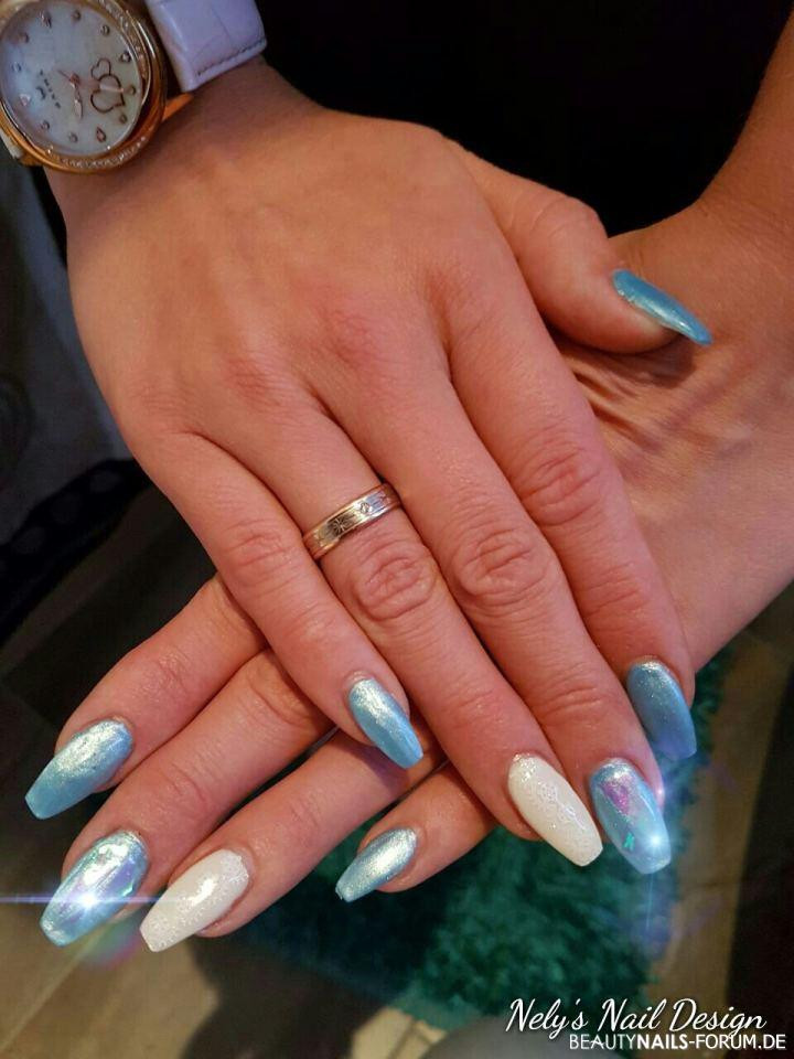 Nageldesign Weiß Mit Glitzer
 Fench Gel soft White mit Perlmutt Blau Glitzer Nageldesign