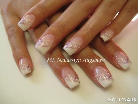 Nageldesign Weiß Mit Glitzer
 French weiß mit Glitzer und Stempel Nageldesign