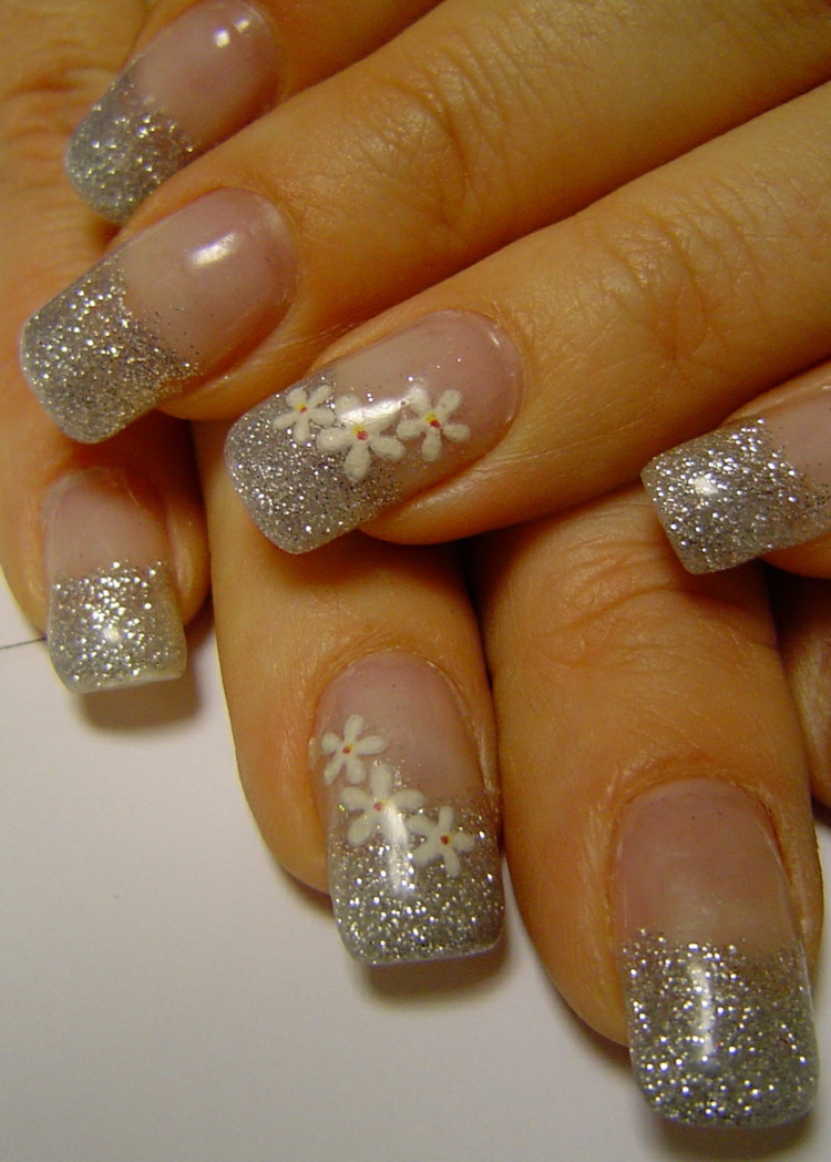 Nageldesign Weiss Glitzer
 Nageldesign mit Glitzer für den zarten oder glamurösen Look