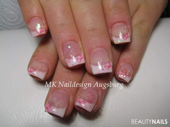 Nageldesign Weiss Glitzer
 Schleifchen Nageldesign