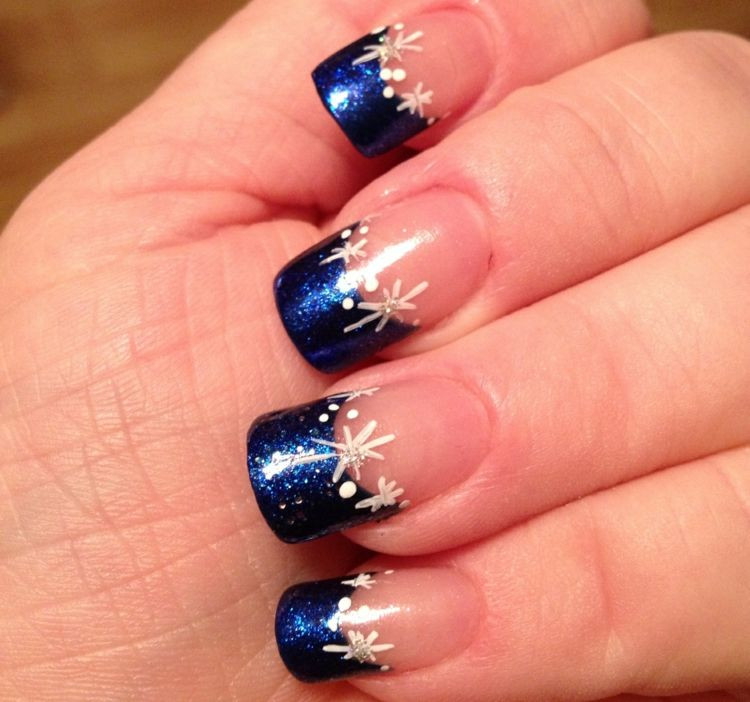 Nageldesign Winter Blau
 french nails weihnachten wintermotive schnee metallic blau