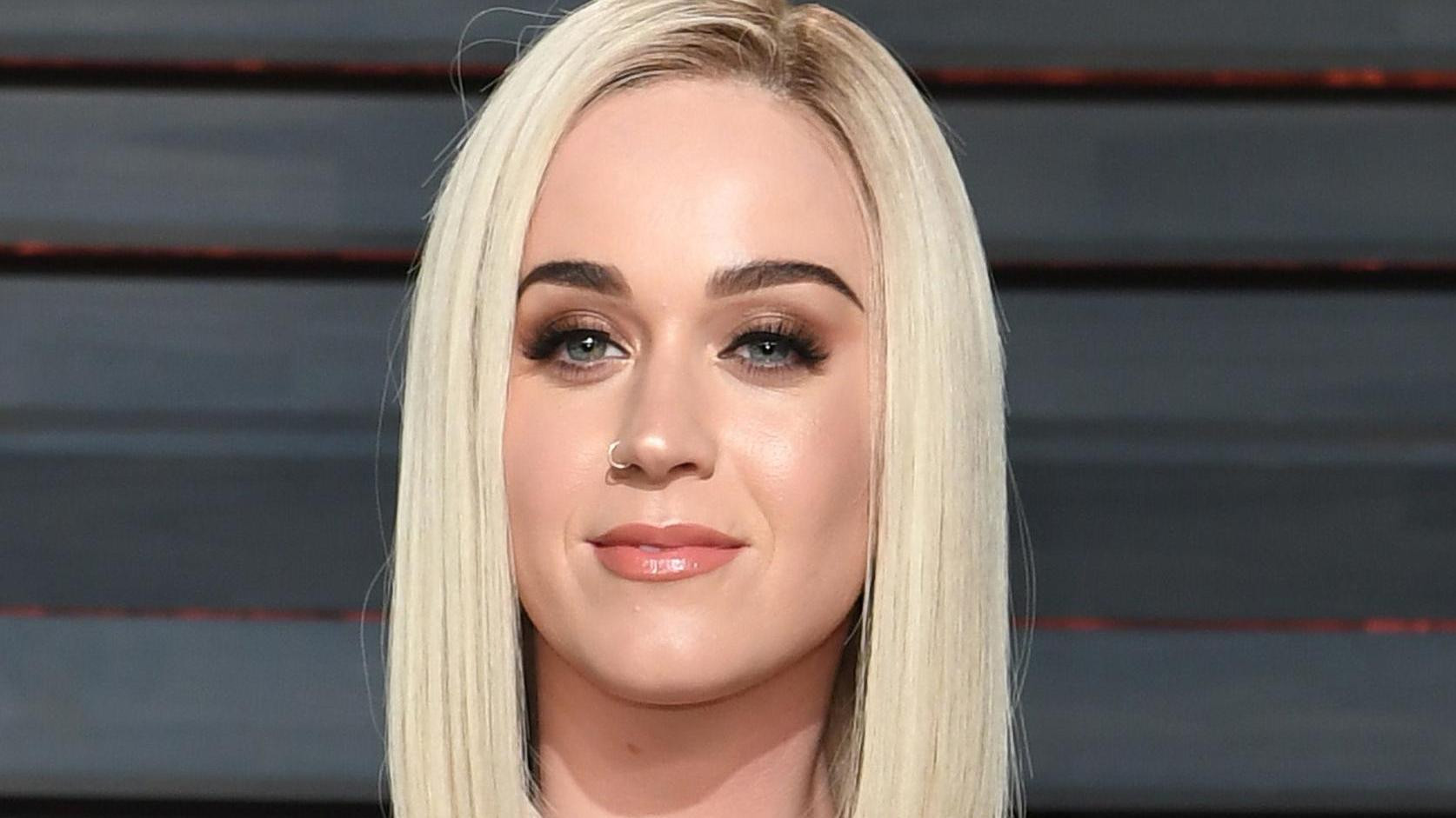 Neuer Haarschnitt
 Neuer Haarschnitt für Katy Perry nach Trennung