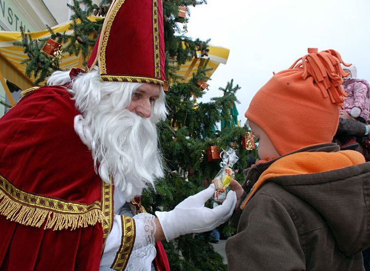 Nikolaus Geschenke Für Frauen
 Nikolaus Schutzpatron der Kinder Reisenden und Seeleute