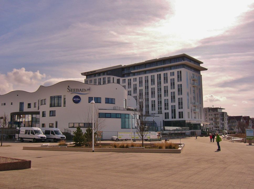 Nivea Haus Warnemünde
 "A ja Resort Hotel mit dem Nivea Haus u SPA davor" a ja