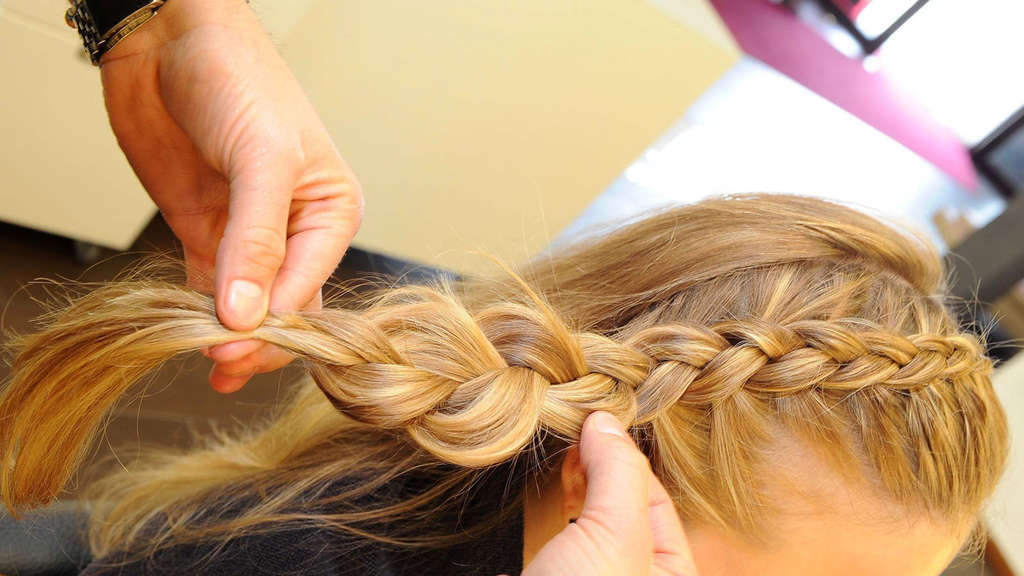 Oktoberfest Frisuren Anleitung
 Dirndl Frisuren fürs Oktoberfest und Volksfest einfach