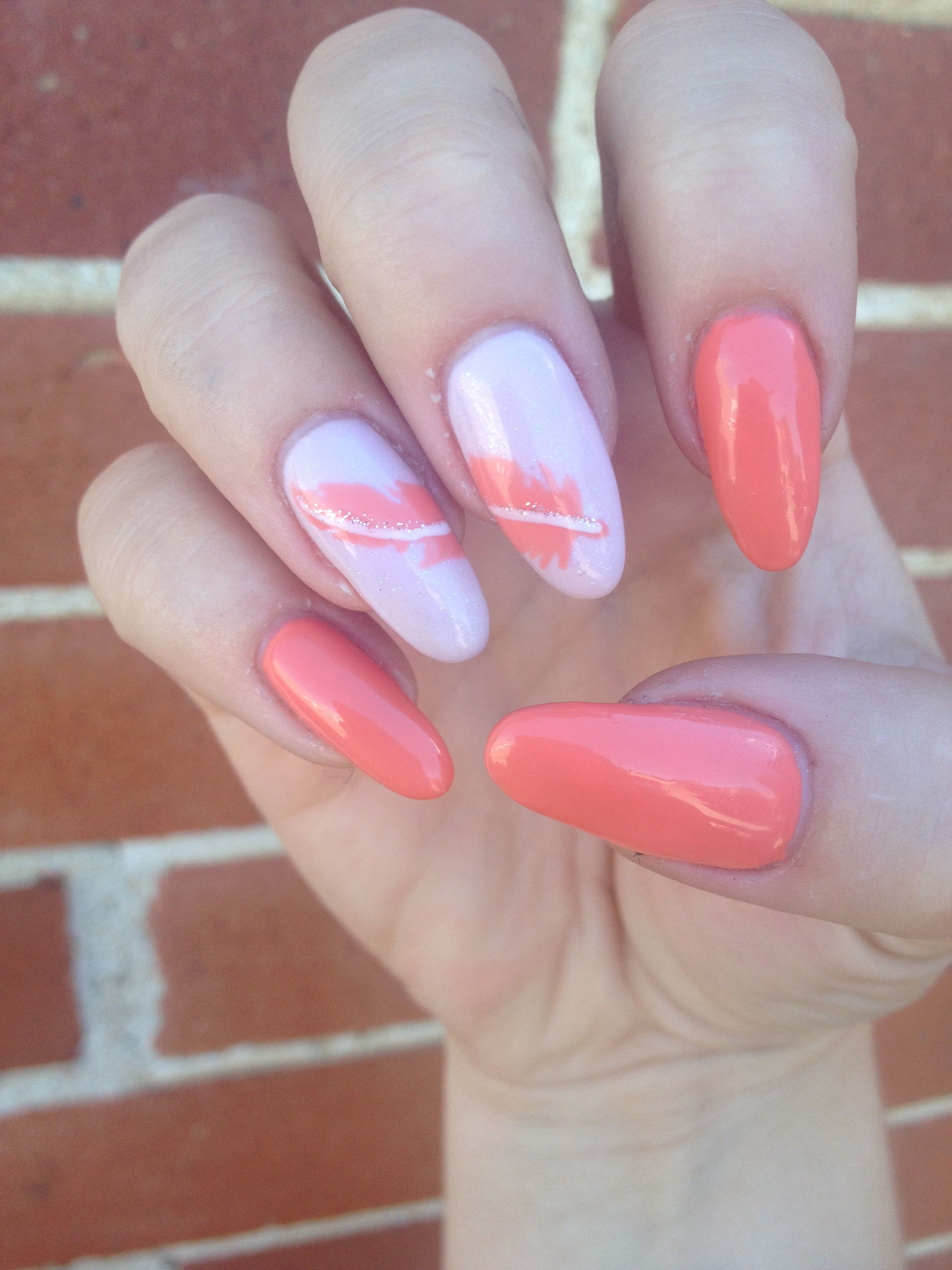 Ovale Nägel Nageldesign
 Cute coral almond oval nails with a freehand feather