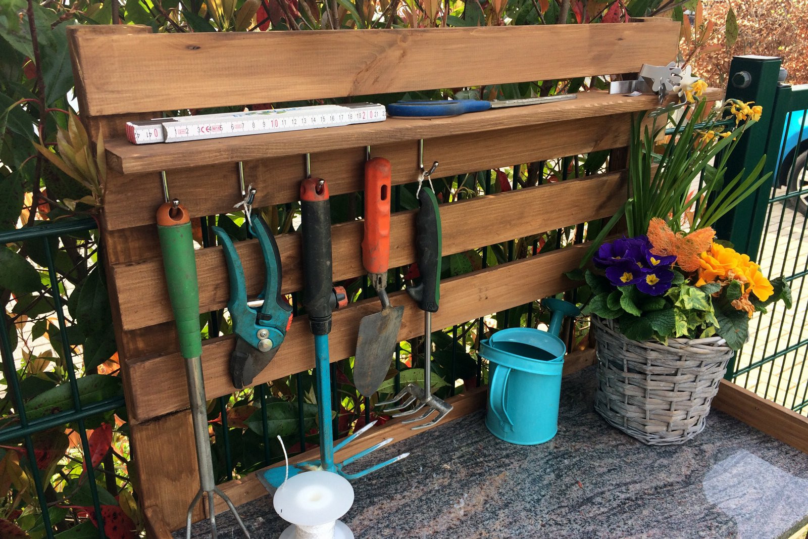 Pflanztisch Diy
 DIY Pflanztisch für den Garten selber bauen – Ländchenlust