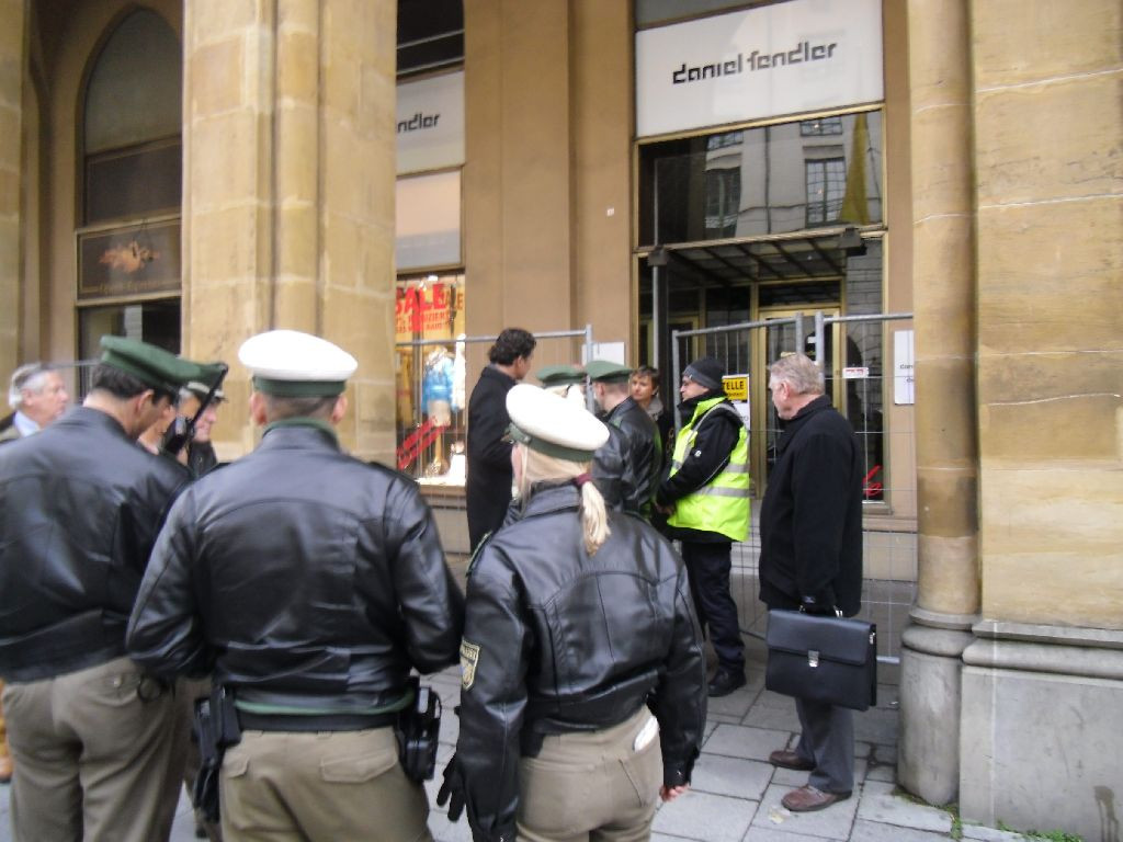 Polizei Geschenke
 Miet Streit auf der Edel Meile Die Polizei stoppt den