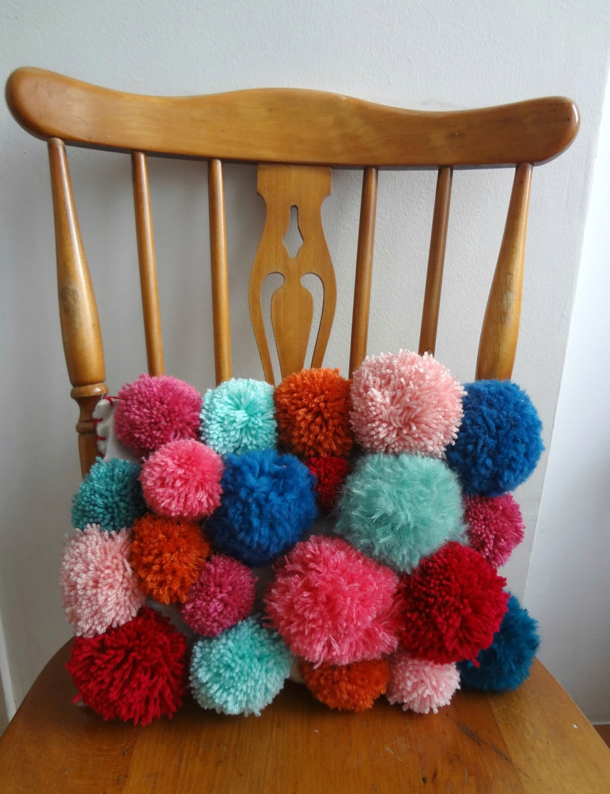 Pom Pom Diy
 Little Treasures Pom Pom Pillow DIY