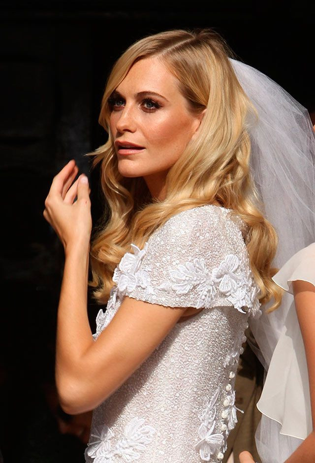 Poppy Delevingne Hochzeitskleid
 Osez une coiffure de mariée avec les cheveux détachés pour