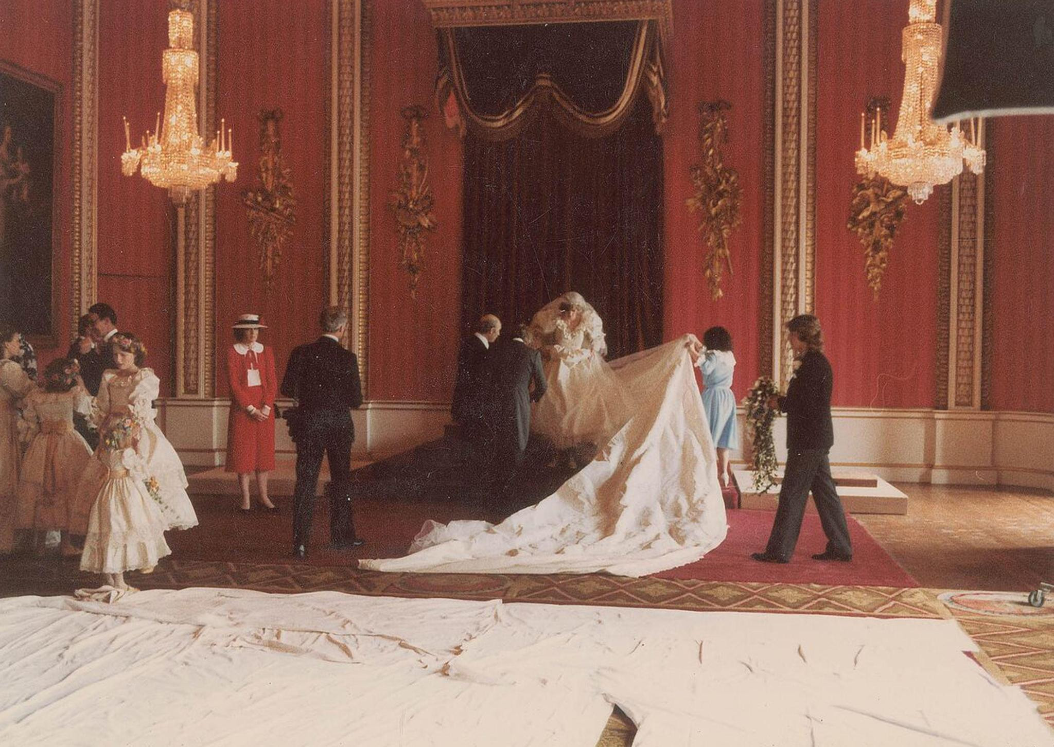 Prinzessin Diana Hochzeitskleid
 Prinzessin Diana Unveröffentlichte Hochzeitsfotos werden