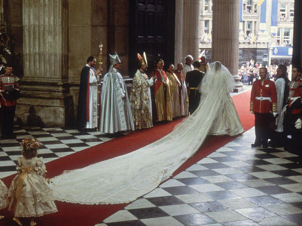 Prinzessin Diana Hochzeitskleid
 Prinzessin Diana 9 spannende Fakten über Lady Di